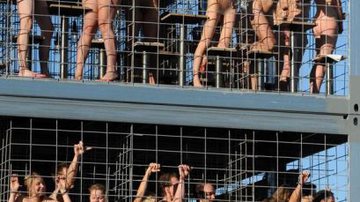 Imagem Bicho solto: homens e mulheres protestam nus contra criação de animais em gaiola
