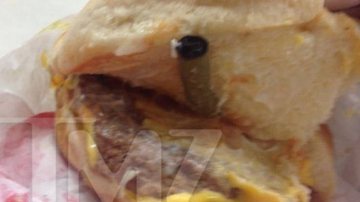 Imagem Mulher encontra cigarro de maconha dentro de hambúrguer