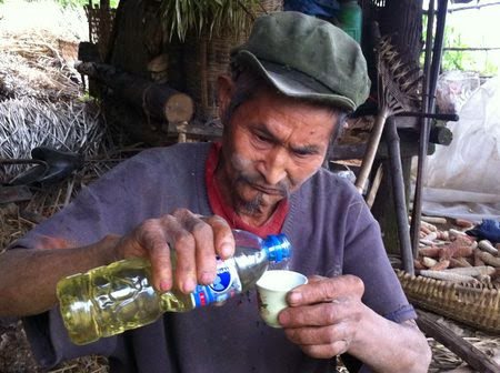 Imagem Homem bebe gasolina há mais de 40 anos e tem boa saúde