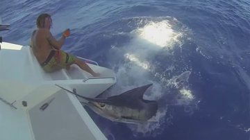 Imagem Vídeo incrível: Marlin quase atinge pescador ao ser puxado para dentro do barco