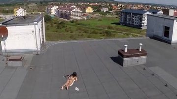 Imagem Assista: mulher é filmada fazendo topless em telhado e vídeo cai nas redes