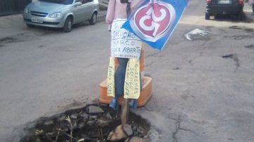 Imagem Moradores de Pituaçu protestam com boneco por três meses de cratera