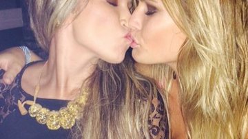 Imagem Será? Fani e Natalia Casassola se beijam e revelam: assumimos nosso amor
