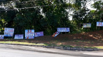 Imagem Bocão News flagra placas de candidatos em trecho proibido na Paralela