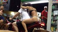 Imagem Mulher seminua passeia de moto no centro da Feira de Santana