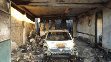 Imagem Amargosa sitiada: delegacia, carro da Coelba e ônibus escolar destruídos