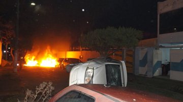 Imagem  Amargosa: Corpo de Bombeiros e viaturas furam bloqueio dos traficantes