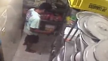 Imagem Vídeo: ladrões escalam muro, deixam fezes no chão e roubam restaurante na Barra