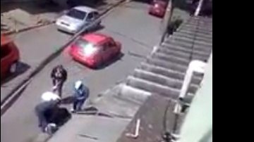 Imagem Vídeo: homem separa briga de mulheres a pauladas