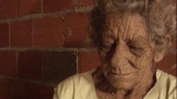 Imagem Filho expulsa mãe de 82 anos de casa e a obriga a morar em curral