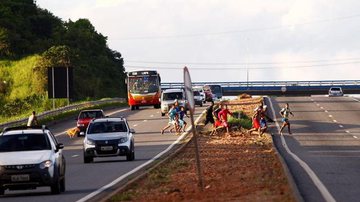 Imagem Suspeitos armados assustam motoristas na BR-324 no feriado de São João