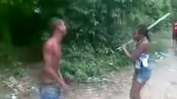 Imagem Vídeo: mulher dá surra de pau e faz chorar homem que roubou DVD