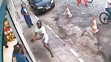 Imagem Assista: homem persegue e executa vítima nas ruas de Alagoinhas