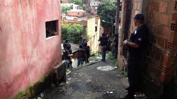 Imagem Polícia realiza mega operação no bairro de Tancredo Neves