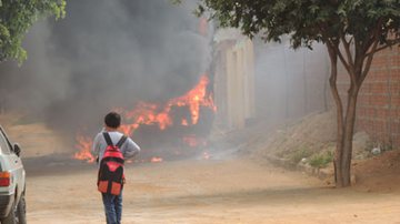 Imagem Brumado: em retaliação, bandidos incendeiam ônibus do Programa Caminho da Escola