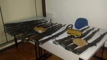 Imagem Polícia militar de Feira de Santana recupera 20 fuzis roubados