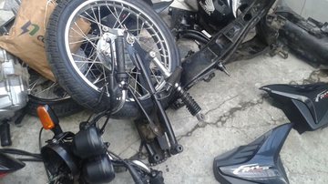 Imagem Polícia prende bandido em flagrante desmanchando moto roubada