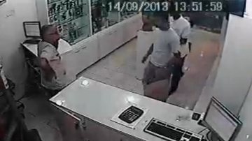Imagem Vídeo: ladrões fazem a limpa em loja de eletrônicos no shopping Sumaré