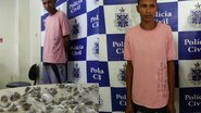 Imagem Traficante dispensa 100 trouxas de maconha ao ver a polícia e é preso em seguida