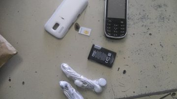 Imagem Jovem flagrada com celular, bateria,chip e dois fones na vagina