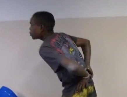 Imagem Assista: jovem preso por furto diz que está incorporado com “Preto Velho”