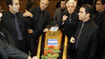 Imagem Enterro do Legislativo: deputados levam caixão para Assembleia. Veja vídeo