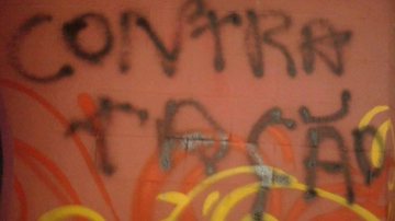 Imagem Torcedor picha muro do Barradão e Falcão minimiza: maioria está comigo