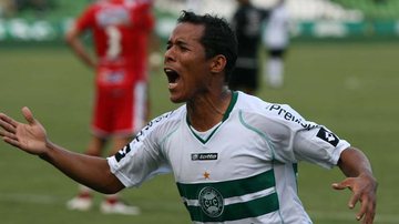Imagem Vitória entra na briga para contratar Marcos Aurélio