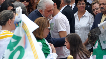 Imagem Bocão News em Recife: emocionado, Wagner abraça a viúva e os filhos de Campos
