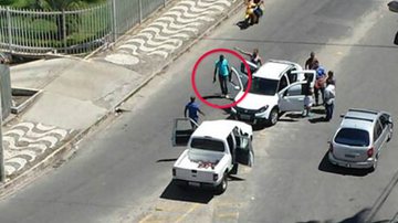 Imagem Homens armados abordam veículos na Pituba 