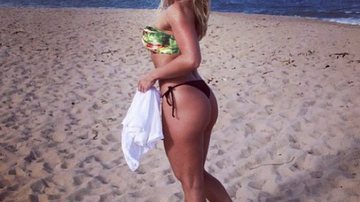 Imagem De biquininho, ex-BBB Renatinha mostra corpão em dia de praia