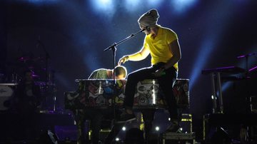Imagem Luan Santana dança com fã e leva piano para palco da Vaquejada Em Serrinha