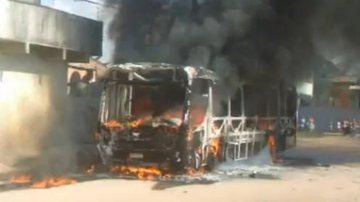 Imagem Quatro homens incendeiam ônibus em Porto Seguro
