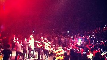Imagem Vídeo: Ensandecidos, fãs invadem palco em show de Ana Carolina 