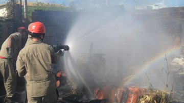 Imagem Incêndio assusta moradores na Praia de Ipitanga