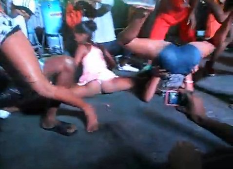 Imagem Baixaria: jovens simulam sexo em show da Groov Ghetto