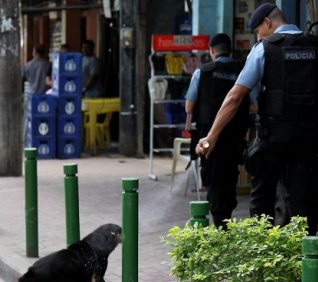 Imagem Foto de policial jogando spray em cão gera polêmica