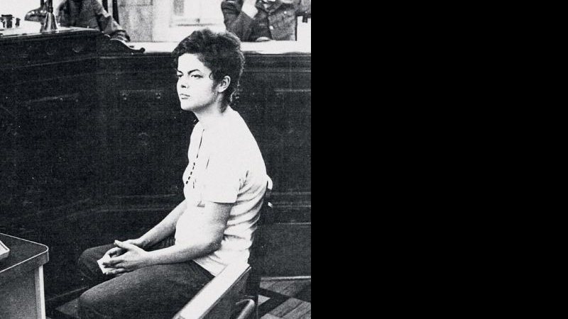 Imagem Foto mostra Dilma Rousseff durante interrrogatório em 1970