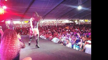 Imagem Mulher Melancia torce joelho no Salvador Fest