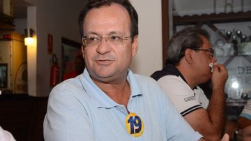 Imagem Aécio Neves vai a Camaçari apoiar Maurício
