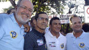 Imagem Popó declara apoio a Maurício de Tude em Camaçari