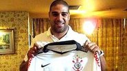 Imagem Adriano é do Corinthians até 2012