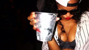 Imagem  Rihanna causa confusão em casa noturna 