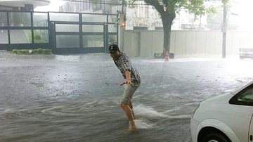 Imagem Em meio a temporal, Ashton Kutcher &quot;surfa&quot; nas ruas de SP