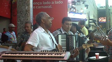 Imagem Gilberto Gil se apresenta na Varanda Elétrica do Expresso 2222
