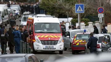 Imagem Tiroteio em frente a escola Francesa deixa mortos e feridos