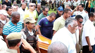 Imagem PM morto por traficantes é enterrado em Salvador
