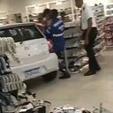 Imagem VÍDEO: Carro invade loja do Shopping Barra e deixa local destruído