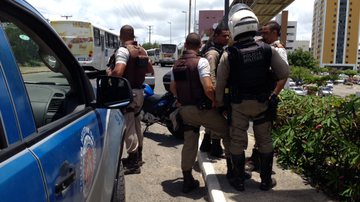 Imagem Pânico na Paralela: bandidos armados assaltam carro forte no Extra