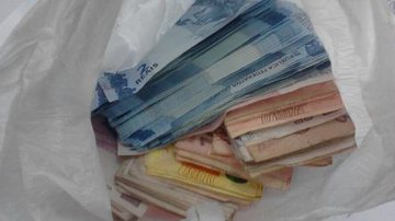 Imagem Ladrões são flagrados com dinheiro roubado em malote